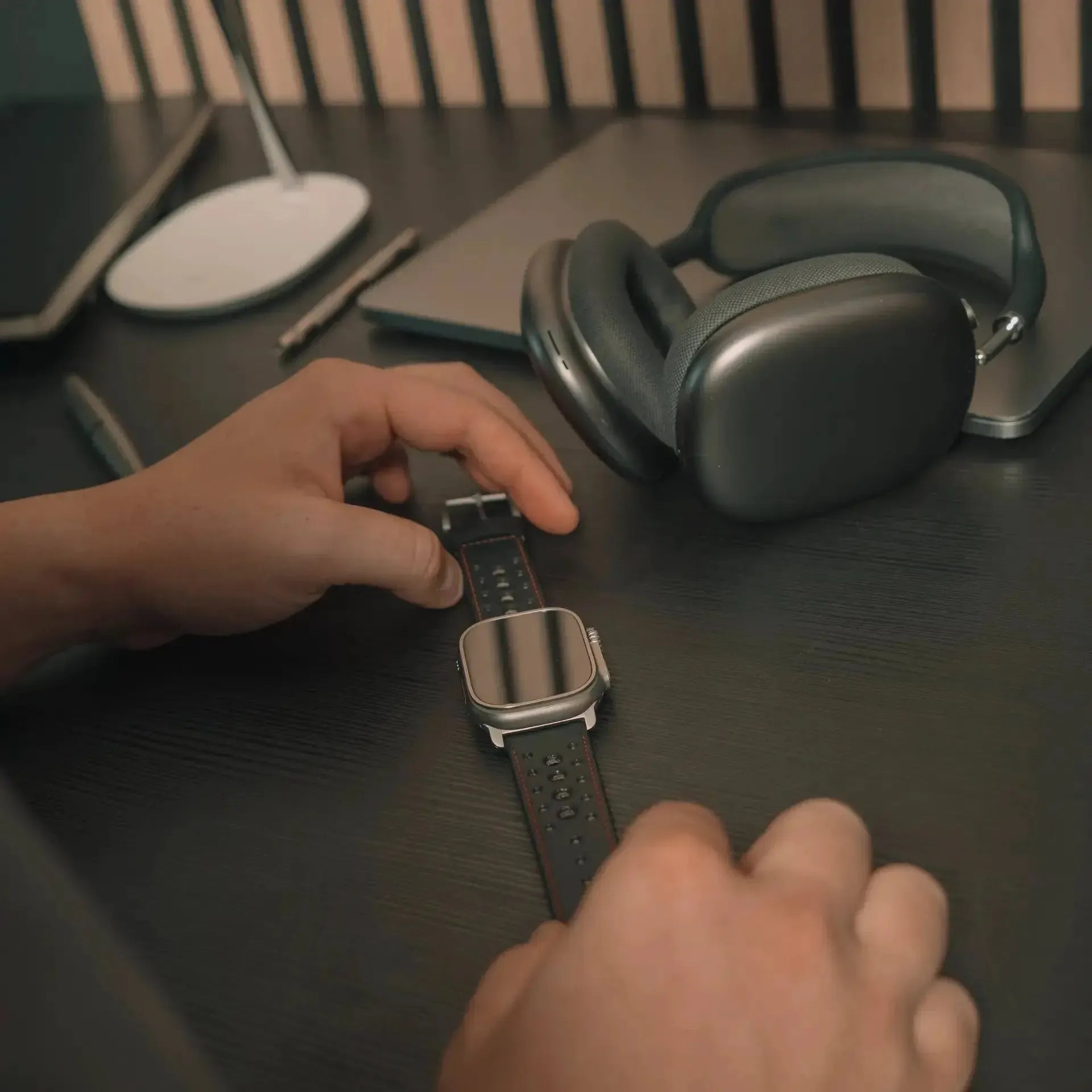 Monaco · Vintage · Schwarz/Rot-Edelband-Lederarmband-Apple Watch