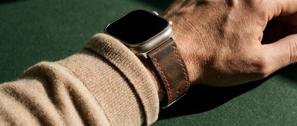 Apple Watch Ultra mit braunem Lederarmband aus Horween Leder mit echten Titan Connectoren und Dornschließe